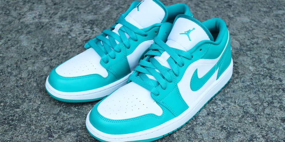 El mundo de la moda y el calzado deportivo se fusionan una vez más con el lanzamiento de los Jordan 1 Low New Emerald WMNS.